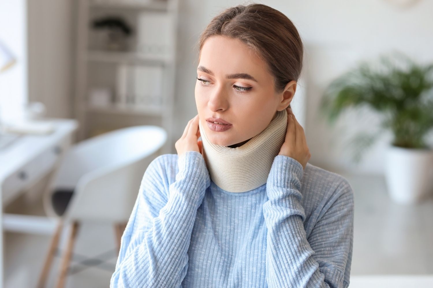 Entorse cervicale ou coup du lapin : comment bien se soigner à la maison ? - Cellsius | L’Orthopédie au service de votre bien-être Image