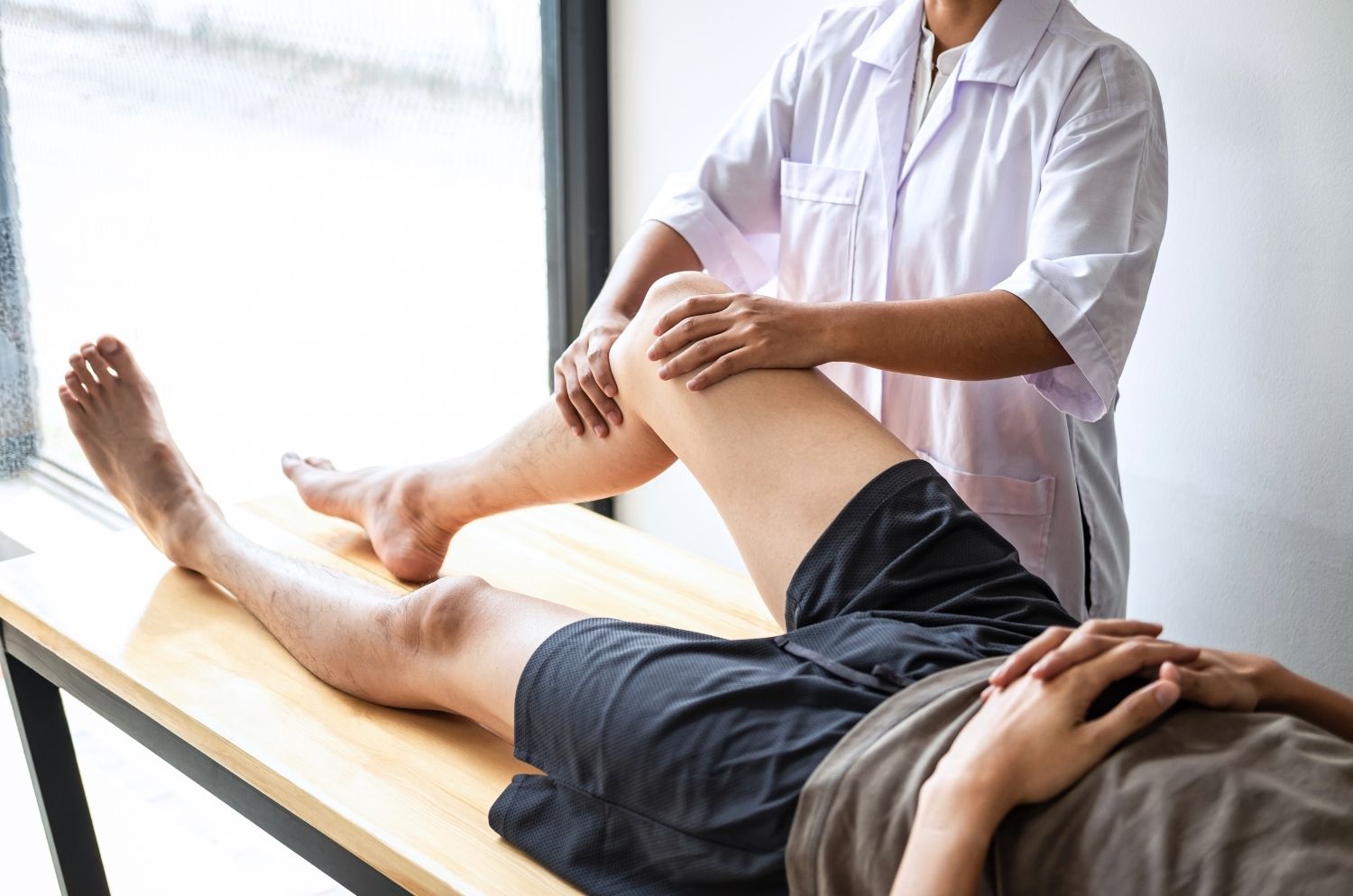 Opération du canal lombaire étroit : temps de convalescence et séquelles - Cellsius | L’Orthopédie au service de votre bien-être Image