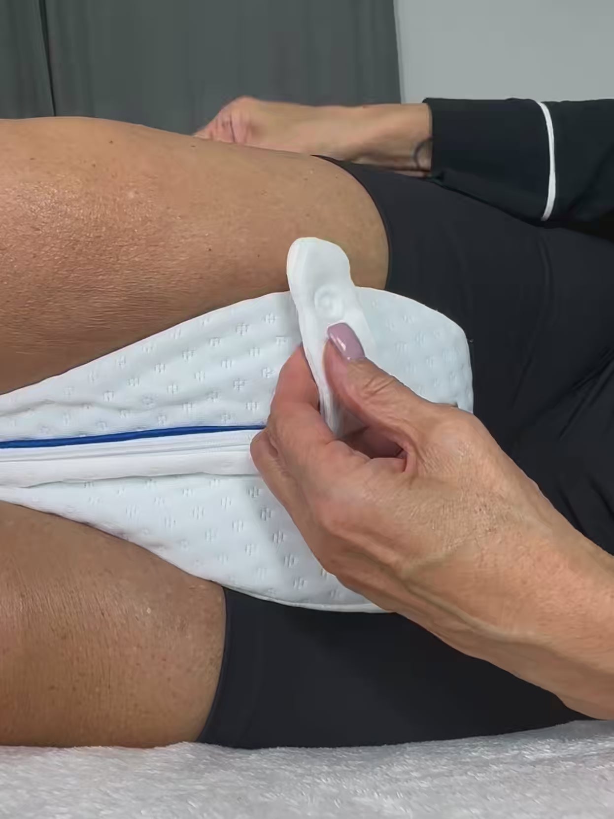 Charger la vidéo : &lt;p&gt;Fixez le coussin fermement entre vos jambes en serrant la sangle dans l&#39;une des deux positions. Clipsez le bouton pour sécuriser le tout.&lt;/p&gt;